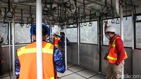 Kalau penuh, kereta gantung ini sanggup membawa 100 orang penumpang.
