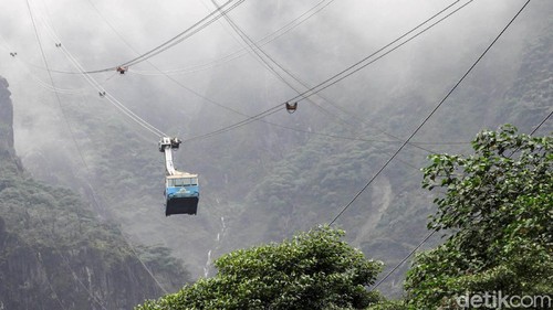 Bagi karyawan PT Freeport Indonesia yang bekerja di bagian High Land pasti akrab dengan Kereta Gantung yang satu ini, Timika, Kabupaten Mimika, Papua. Kereta gantung ini merupakan alat transportasi bagi karyawan PT Freeport Indonesia untuk menuju ke kawasan Grasberg.