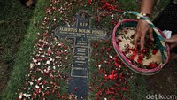 Perayaan misa tersebut digelar di sekitar pemakaman khusus COVID-19.