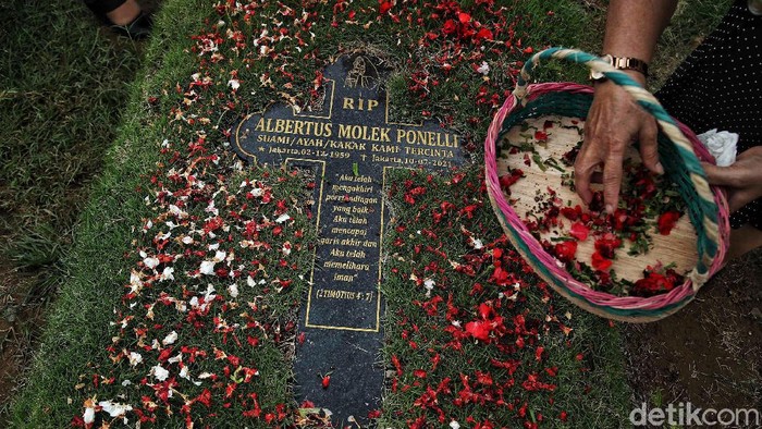 Sejumlah warga melakukan Misa Arwah di kawasan makam COVID-19 TPU Rorotan, Jakarta Utara, Selasa (30/11). Kegiatan ini bertujuan untuk mendoakan korban COVID-19.