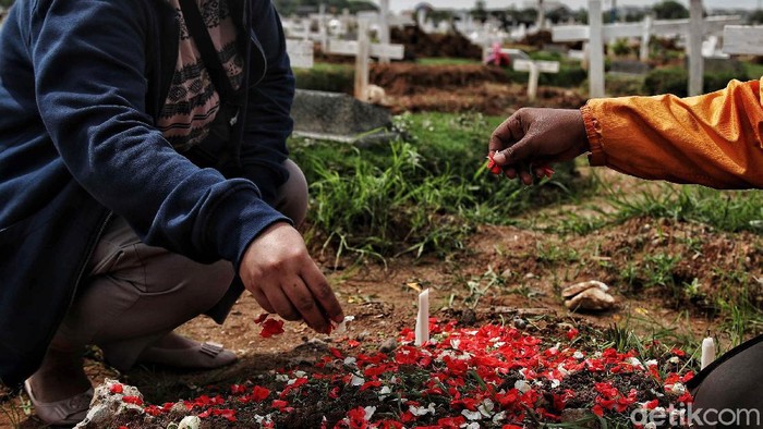 Sejumlah warga melakukan Misa Arwah di kawasan makam COVID-19 TPU Rorotan, Jakarta Utara, Selasa (30/11). Kegiatan ini bertujuan untuk mendoakan korban COVID-19.