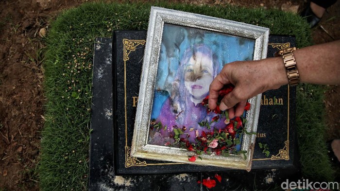 Misa Arwah Penuh Khidmad di Makam COVID-19 Rorotan Sejumlah warga melakukan Misa Arwah di kawasan makam COVID-19 TPU Rorotan, Jakarta Utara, Selasa (30/11). Kegiatan ini bertujuan untuk mendoakan korban COVID-19.