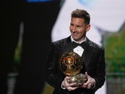 Dalam klasemen Ballon dOr, Messi kini mengungguli Ronaldo dengan jarak dua piala setelah berjaya di edisi 2019 dan 2021. Foto: AP/Christophe Ena