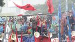 Hujan Deras Warnai Demo Buruh di Gedung Sate