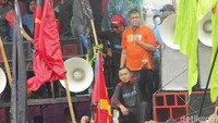 Seperti diketahui, ribuan buruh melakukan unjuk rasa sejak Senin (29/11/2021) kemarin. Pantauan detikcom, sampai pukul 16.30 WIB masih bertahan di depan Gedung Sate meskipun diguyur hujan deras sejak siang tadi.