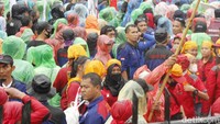Begini suasana orasi sejumlah buruh di depan Gedung Sate, Bandung, Jawa Barat, Selasa (30/11/2021).