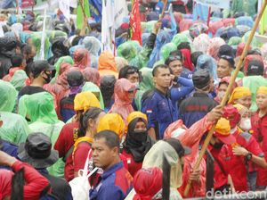 Hujan Deras Warnai Demo Buruh di Gedung Sate
