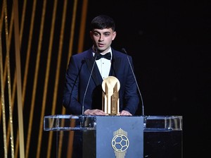 Pedri Raih Kopa Trophy, Messi Kasih Tatapan seperti Ini