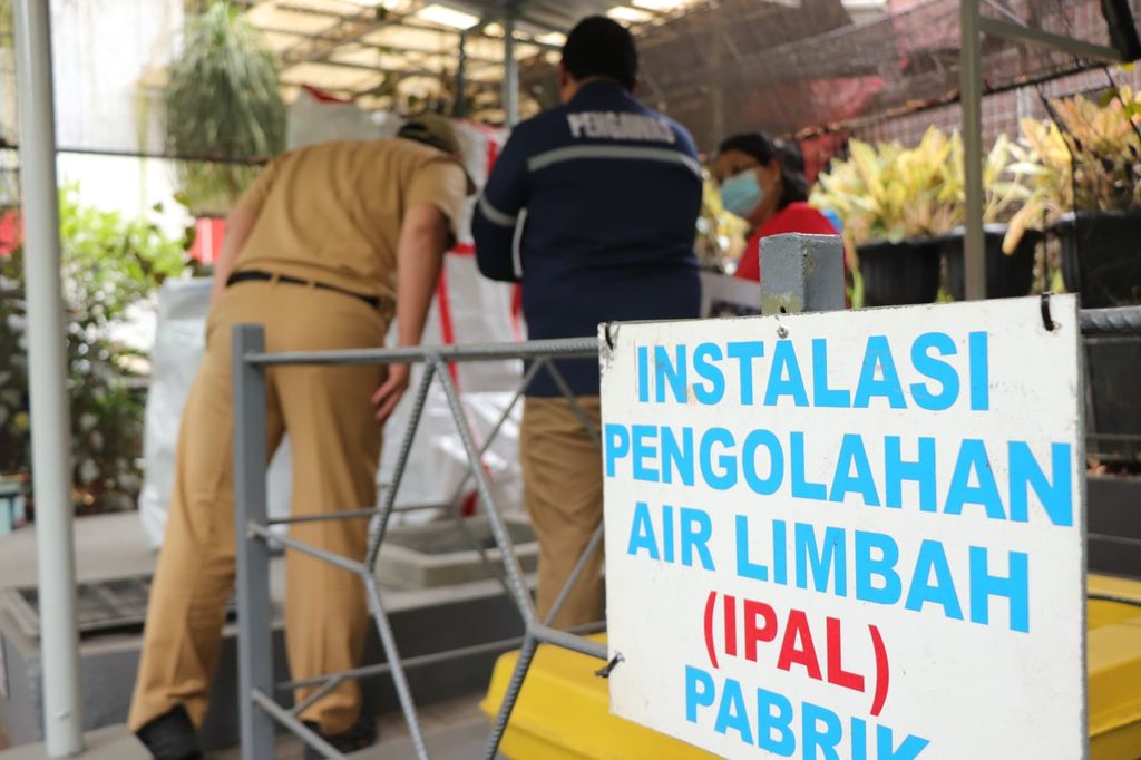 Pemprov DKI Segel Lagi Saluran Limbah Pabrik Pencemar Paracetamol di Teluk Jakarta (Foto: dok Humas DLH DKI)