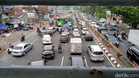 Ia mengaku cukup dirugikan dengan aksi buruh ini. Dia menyebut baiknya buruh menyampaikan aspirasinya di satu titik saja, tanpa perlu melakukan blokade beberapa jalan.