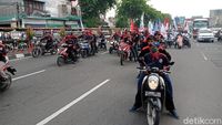 Penampakan Konvoi Demo Buruh Di Surabaya Bikin Macet