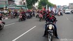 Penampakan Konvoi Demo Buruh di Surabaya Bikin Macet