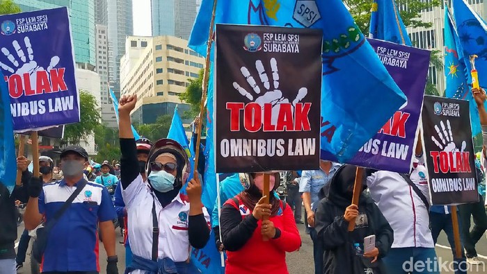 Massa buruh yang sempat berkumpul di sekitar Bundaran Waru akhirnya bergerak, Selasa, (30/11). Pergerakan buruh tersebut menimbulkan kemacetan total di Jalan Ahmad Yani menuju ke tengah kota Surabaya.