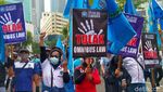 Penampakan Konvoi Demo Buruh di Surabaya Bikin Macet