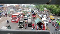 Massa buruh bergerak menggunakan motor, bus, truk, dan juga mobil pribadi. Mereka membawa spanduk dan poster. Kemacetan juga terjadi karena pergerakan buruh berjalan perlahan.