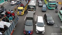 Sebuah mobil patroli polisi terlihat berada di depan mengawal pergerakan buruh. Buruh sendiri bergerak dengan tujuan akhir di Gedung Grahadi.