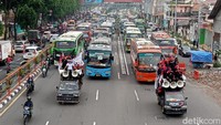 Dari pengamatan detikcom, Selasa (30/11/2021), macet total terjadi di Jalan Ahmad Yani karena buruh tak hanya mengunakan frontage road saja, tetapi juga menguasai jalan utama untuk bergerak menuju ke tengah kota.
