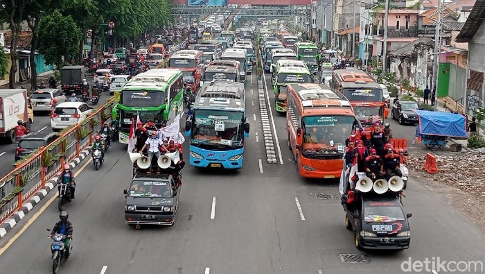 Massa buruh yang sempat berkumpul di sekitar Bundaran Waru akhirnya bergerak, Selasa, (30/11). Pergerakan buruh tersebut menimbulkan kemacetan total di Jalan Ahmad Yani menuju ke tengah kota Surabaya.