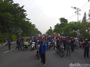 Sepanjang Jalan yang Dilewati Aksi Buruh di Surabaya Macet Total