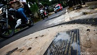 Anies kemudian melanjutkan program sumur resapan ini. Anies menggunakan Pergub Nomor 20 Tahun 2013 tentang Sumur Resapan yang diteken Jokowi 8 tahun lalu sebagai dasar kebijakan tersebut. Andhika Prasetia/detikcom.