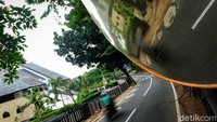 Masih di Kelurahan Lebak Bulus, pemandangan serupa juga terlihat di Jalan Karang Tengah Raya.