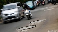 Proyek sumur resapan ini digarap Pemda DKI Jakarta untuk mencegah banjir dan genangan di jalanan. 