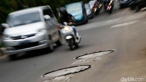 Sumur resapan di Lebak Bulus, Jaksel, dikeluhkan pengguna jalan. Pasalnya, pengendara mesti melintas agak ke tengah jalan demi menghindari sumur resapan.