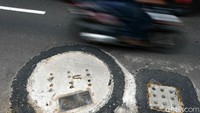 Pengguna jalan mesti berhati-hati saat melintas. 