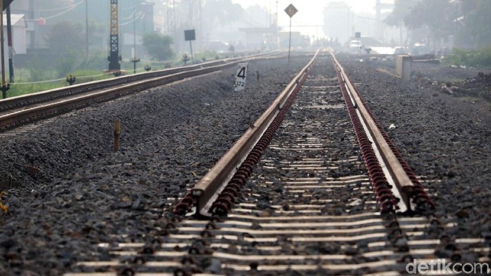 Pembangunan rel ganda atau double track Kereta Api (KA) Kiaracondong-Cicalengka terus disebut, Selasa (30/11/2021).