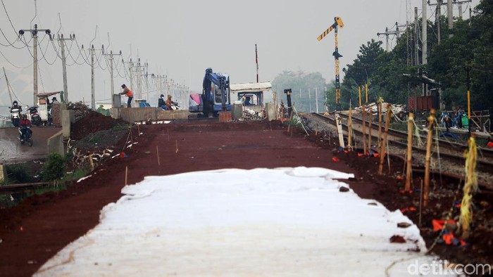 Pembangunan rel ganda atau double track Kereta Api (KA) Kiaracondong-Cicalengka terus disebut, Selasa (30/11/2021).