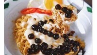 Dibuat lebih kekinian, mie instan goreng ini disajikan dengan telur dan boba. Mie instan boba ini bahkan pernah menjadi tren kuliner pada saat itu. Foto: Instagram/Twitter