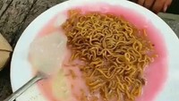 Mie goreng seharusnya disajikan kering, tetapi mie goreng ini disajikan dengan es campur berkuah pink Bahkan ada tambahan es batu juga. Foto: Instagram/Twitter