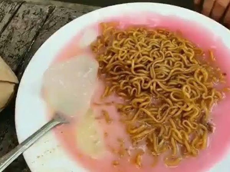 10 Penistaan Mie Instan yang Super Aneh, Mau Coba?