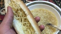 Bosan dengan mie instan biasa, netizen ini menjadikan mie instan sebagai isian hotdog. Ia menyebutnya dengan sebutan indodog alias Indomie hotdog. Foto: Instagram/Twitter