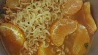 Perpaduan yang tak kalah aneh, mie instan kuah ini diberi tambahan topping. Bukan telur dan sosis melainkan buah jeruk. Foto: Instagram/Twitter