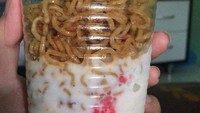 Penistaan mie instan ini bikin enek. Bubur jenang yang manis dan creamy dicampurkan dengan mie goreng yang gurih asin. Foto: Instagram/Twitter