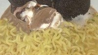 Mie instan ini disajikan layaknya dessert yang ada di kafe-kafe. Pasalnya dicampur dengan es krim cokelat dan oreo. Foto: Instagram/Twitter