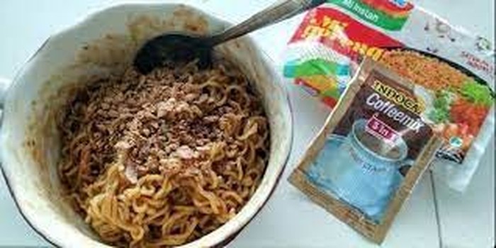 Penistaan mie instan 10 Penistaan Mie Instan yang Super Aneh, Mau Coba?