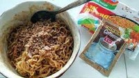 Tak bisa lepas dari kopi, netizen ini bikin perpaduan mie instan campur bubuk kopi susu. Seperti apa ya rasanya? Foto: Instagram/Twitter