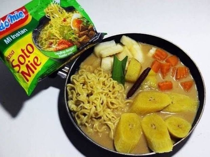 10 Penistaan Mie Instan yang Super Aneh, Mau Coba?