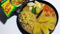 Seperti pada racikan mie instan rasa soto mie ini, mie instannya malah disajikan dengan kuah kolak lengkap dengan isian kolak seperti pisang dan ubi. Foto: Instagram/Twitter