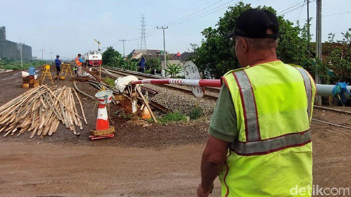 Penjaga Perlintasan Kereta Api Dua tahun sudah, Muhammad Soleh (70) menjadi penjaga perlintasan Kereta Api (KA) liar di kawasan Cileunyi, Kabupaten Bandung. Pria yang karib disapa Oleh ini, menjaga perlintasan KA itu dari pagi hingga malam atau dari Pukul 05.00-19.00 WIB.