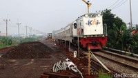 Baginya, waktu libur sebagai penjaga perlintasan KA liar yakni saat dirinya sakit.