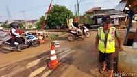 Karena menjadi penjaga perlintasan KA liar tak menjanjikan, tidak memiliki gaji tetap, Soleh hanya bekerja sendiri. Dalam sehari, Soleh hanya berpenghasilan Rp 30-40 ribu dari sumbangan pengendara yang peduli terhadapnya.