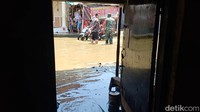 Banjir rob kali ini dikeluhkan warga terparah selama bulan November 2021.