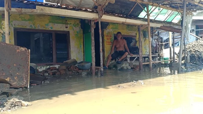 Banjir rob kembali menerjang di beberapa desa di wilayah pesisir utara Kabupaten Brebes, Jawa Tengah. Ini foto-foto terkininya!