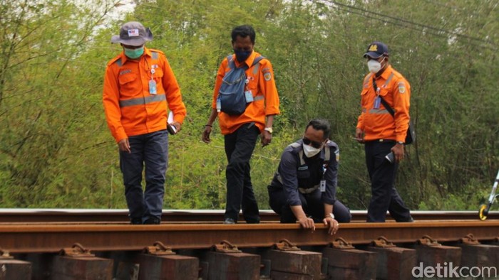 Petugas PT KAi mengecek titik rawan jalur kereta api