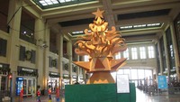 Pohon Natal alami yang baru dipotong biasanya menghiasi Grand Arcade di Convention Hall di trotoar bersejarah Asbury Park. Tapi tahun ini, sebagai gantinya adalah seni yang terbuat dari karton dalam bentuk pohon yang juga menggabungkan unsur pantai, arsitektur kota dan warisan musik yang kaya, yang paling menonjol termasuk Bruce Springsteen. Ini dirancang untuk didaur ulang setelah dibongkar.