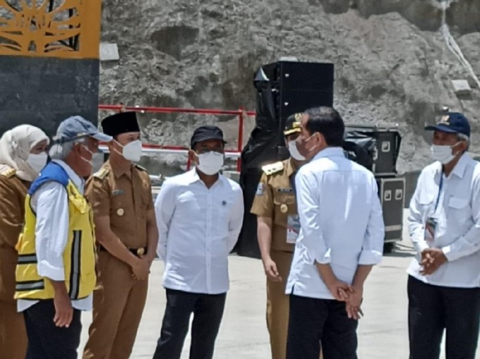 presiden jokowi di trenggalek usai resmikan bendungan tugu