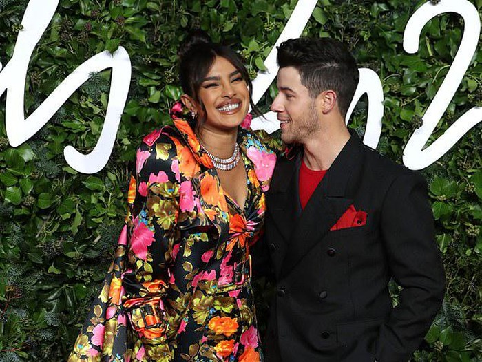 Priyanka Chopra dan Nick Jonas di The Fashion Awards 2021